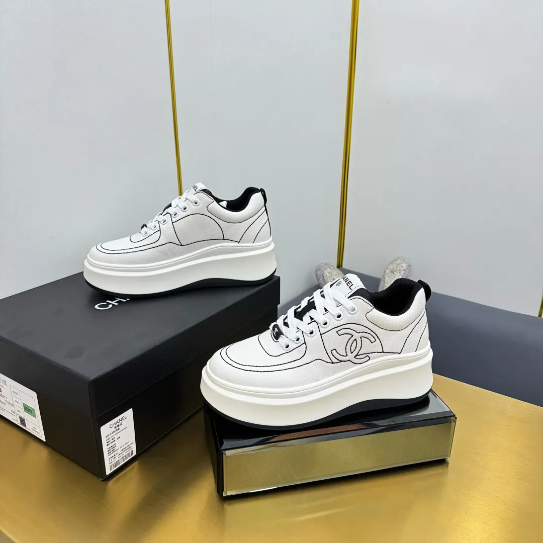 👟👟Ex-factory price 600👟👟 Upgraded version, upgraded version, upgraded version! No rebuttal accepted! ! ! ! Chanel Chanel panda shoes! 2025 counter's top casual sports shoes. This classic design; the upper is electro-embroidered with a variety of techniques; the outsole is fashionable and sporty; the unusual inclusion of a variety of color matching elements... The diversified mix and match is very good-looking and versatile, and can be used for leisure, fashion, sports, and outdoor... ꫛꫀꪝ Go➫ Materials: ❶Upper made of: original imported first-layer silk cowhide + original waterproof cloth + original first-layer cowhide ❷Inner lining: Original Yangli+Net ❸Outsole based on: Original TPU combination outsole Counter boutique packaging complete set for women 35–41 👉 👉